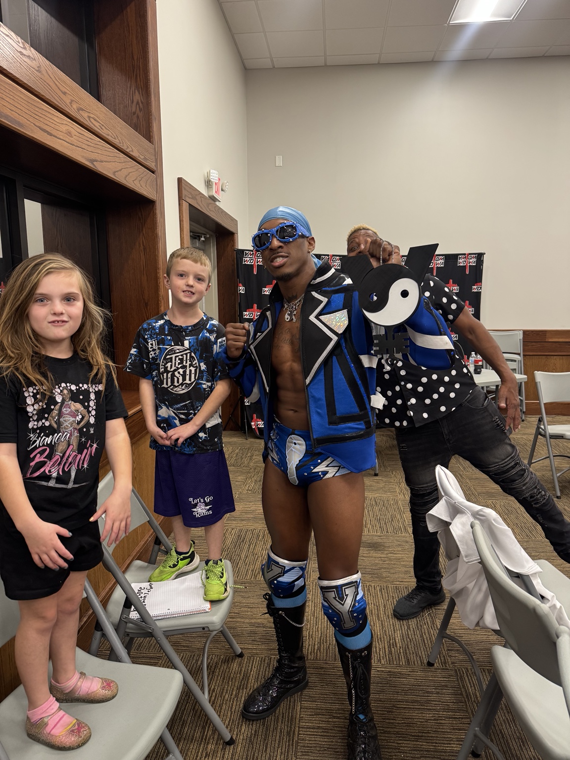 YKies with fans